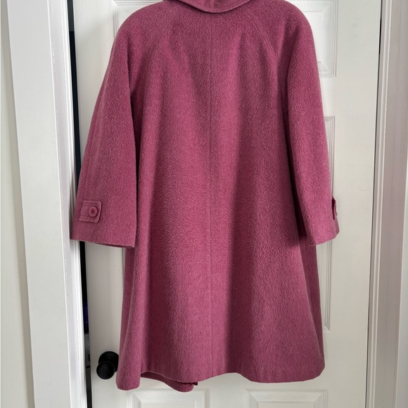 Vintage D’Allaird’s wool coat, dusty pink with magenta lining. Made in Canada. - Picture 5 of 10